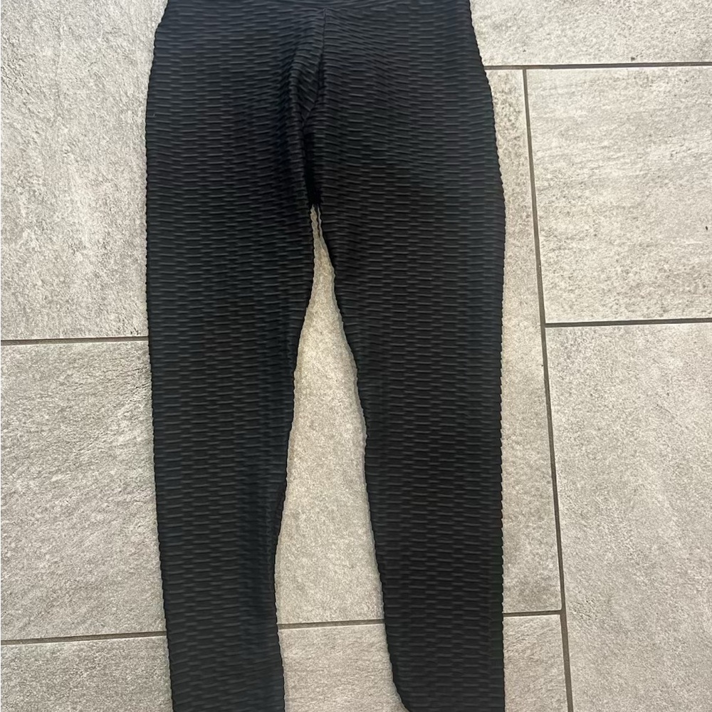 Butt Scrunch Black Textured Leggings - Picture 3 of 4
